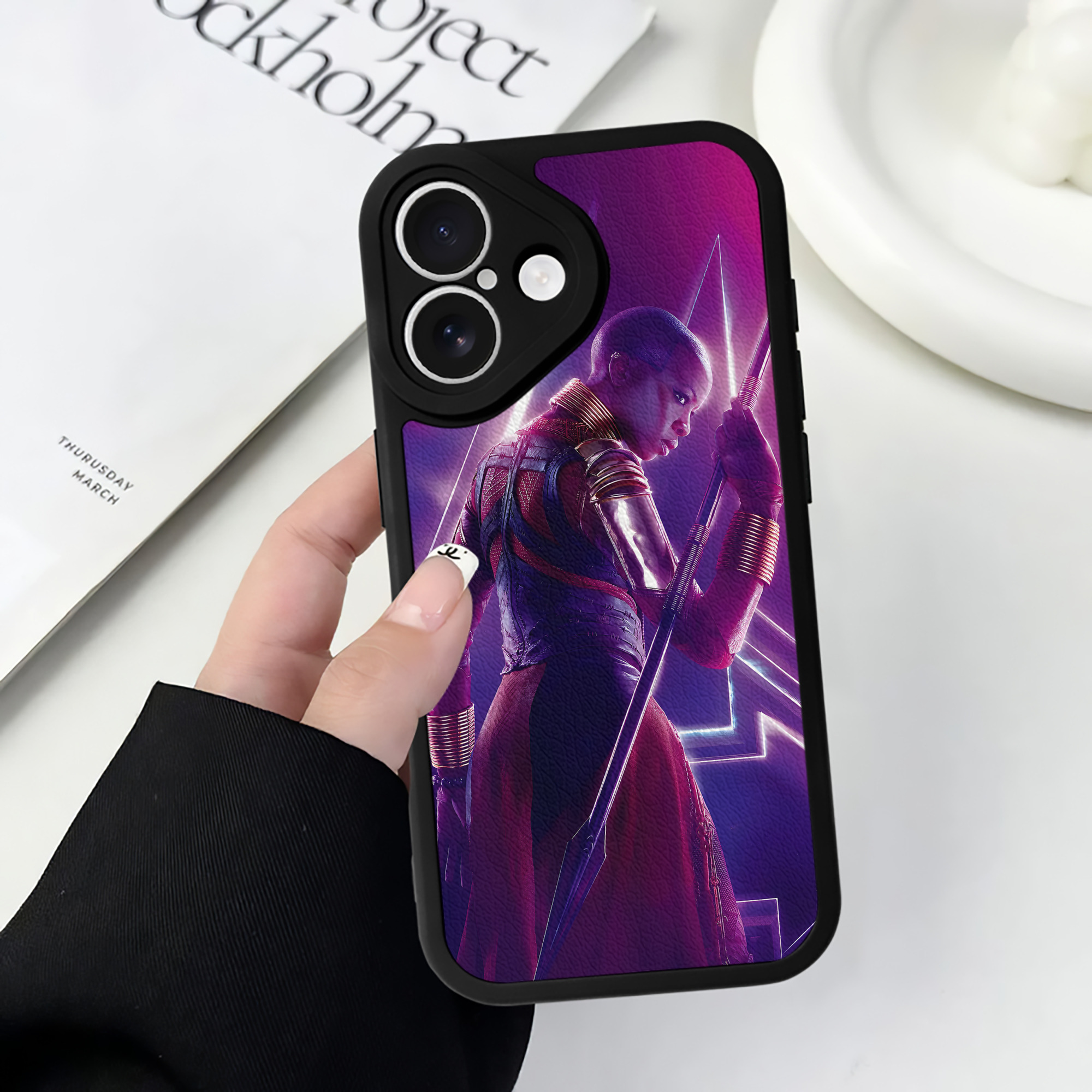 （画像用） アベンジャーズ The Avengers 【iPhone 16シリーズ対応】シリコンスマホケース（レザー調） 材質：シリコン